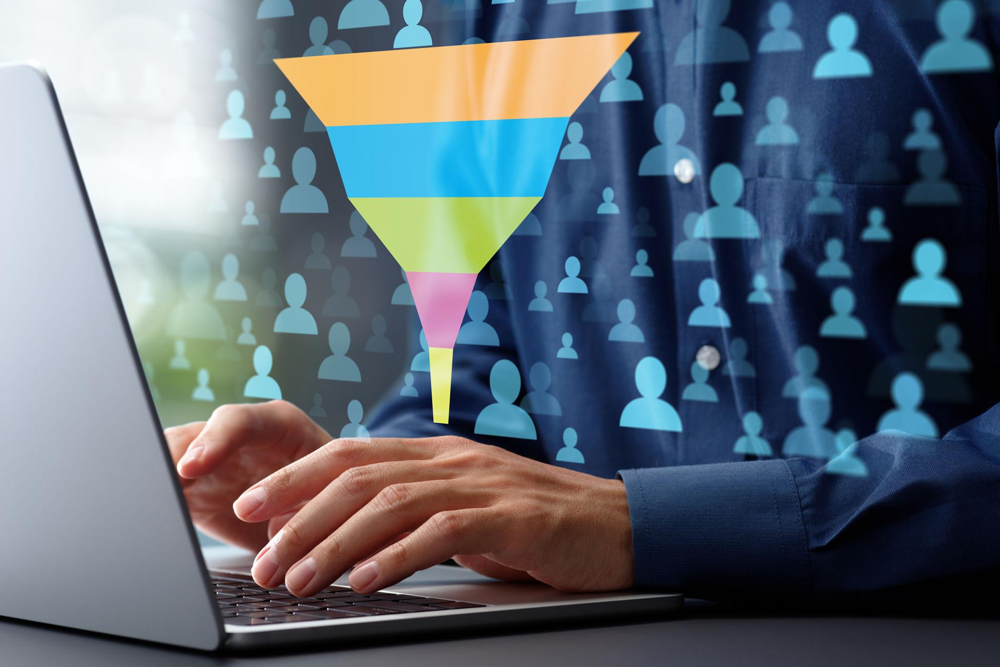Pārdošanas piltuves ilustrācija virs datora lietotāja, ar kontaktu ikonām, kas attēlo potenciālos klientus, kuri plūst cauri pārdošanas posmiem